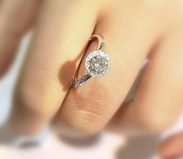 莫桑钻和锆石和钻石都有什么区别?怎么区分?