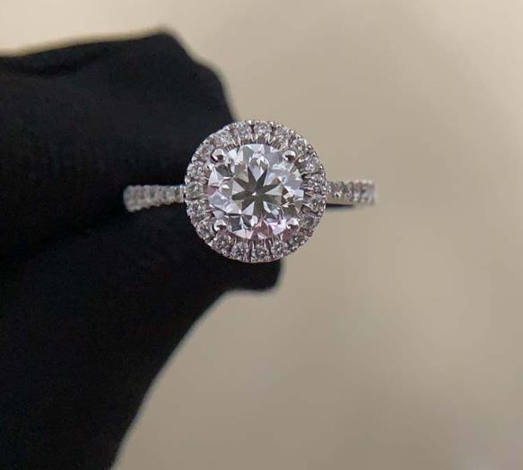 莫桑钻戒指一克拉多少钱?