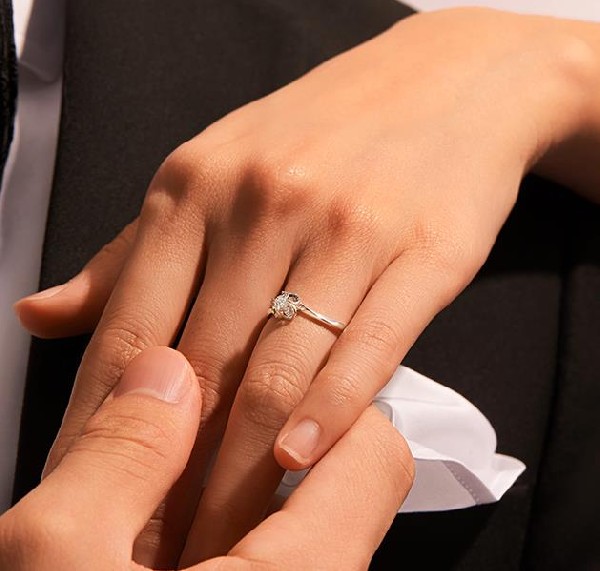 买钻戒定制好还是专柜好?看完你就知道如何选择