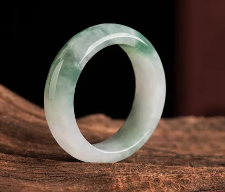 怎样挑翡翠手镯，选购技巧看这篇就够了