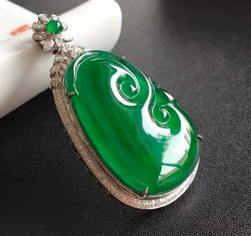 满绿翡翠吊坠多少钱？5个方面进行分析