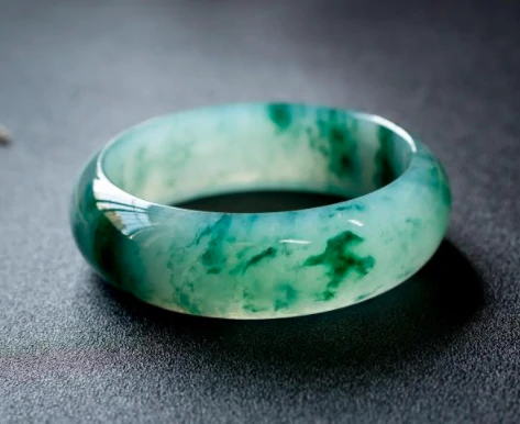 琥珀贵还是翡翠贵？哪一种具有价值？