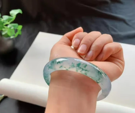 佩戴翡翠玉石对身体有什么好处？这里详细介绍