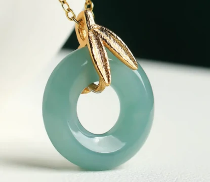 佩戴翡翠的好处和功效，为什么你应该选择翡翠饰品