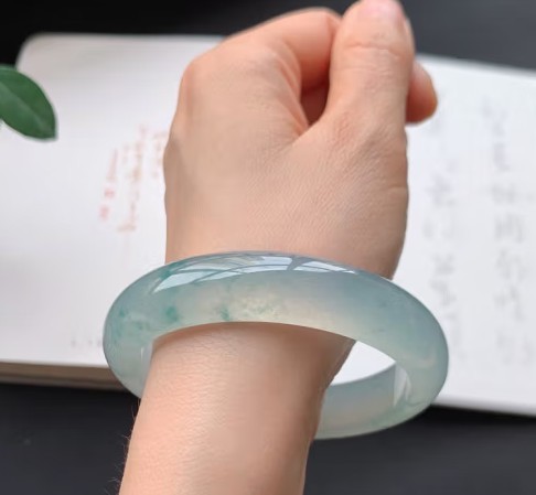 冰种翡翠有棉絮好不好？了解棉絮对翡翠价值的影响