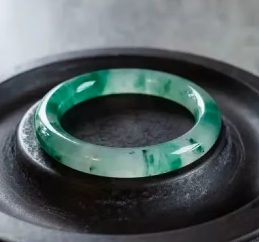 独龙玉与翡翠哪个值钱?哪个更具投资价值?