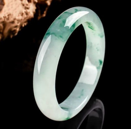 飘花翡翠手镯一般多少钱？带你了解价格因素