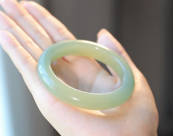 什么叫翡翠贵妃手镯？如何挑选？