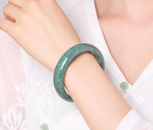 直播缅甸翡翠为啥卖的那么便宜？揭秘背后的原因