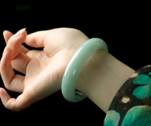 糯种翡翠手镯多少钱？糯种翡翠价格和种类介绍