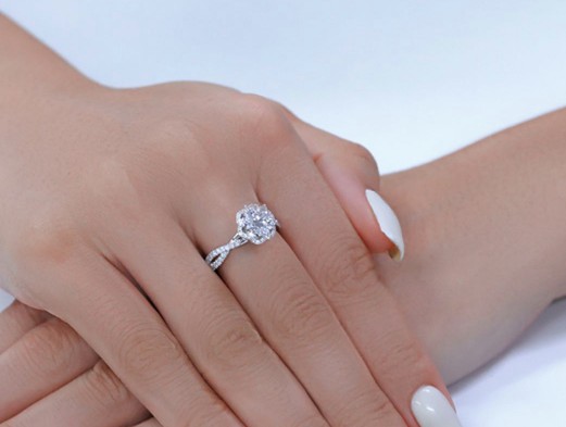 18k钻戒多少钱？如何选择最适合您的闪耀钻戒