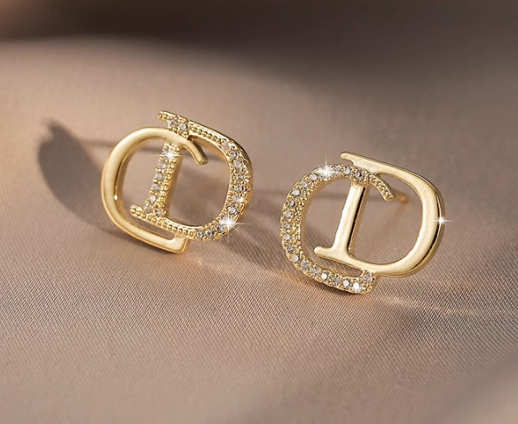 18k金耳钉多少钱一对？款式、品牌不同价格揭秘