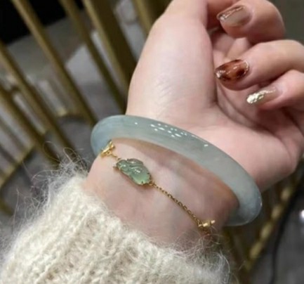 祖母绿和翡翠哪个更保值?哪个更值得购买佩戴?