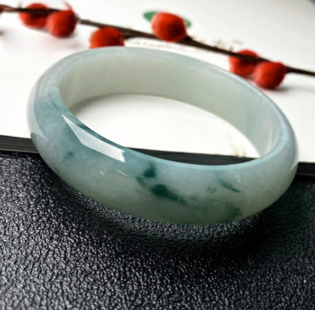 糯种翡翠吊坠一般多少钱?糯种翡翠的市场行情介绍