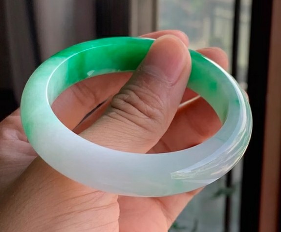 冰种翡翠属于什么档次?与其他种类的翡翠档次比较分析