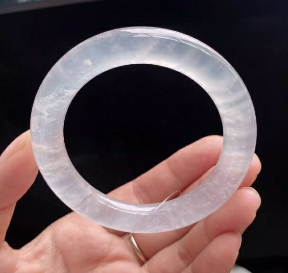 金丝玉和翡翠玉谁更好一点?分别适合哪些不同人群佩戴?