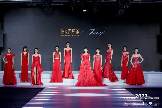 港福珠宝18K古法金在2022深圳时尚消费周闭幕式上大放异彩